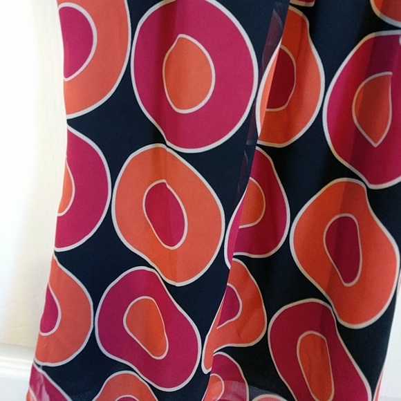 Cute patterned top. - Picture 4 of 8